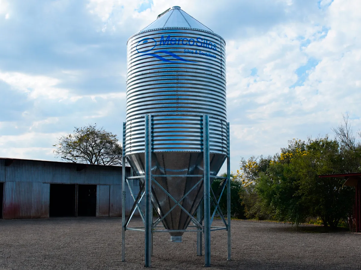 Silo granjeiro MercoSilos em chapa galvanizada com fundo conico sobre pes metalicos, no patio da fabrica