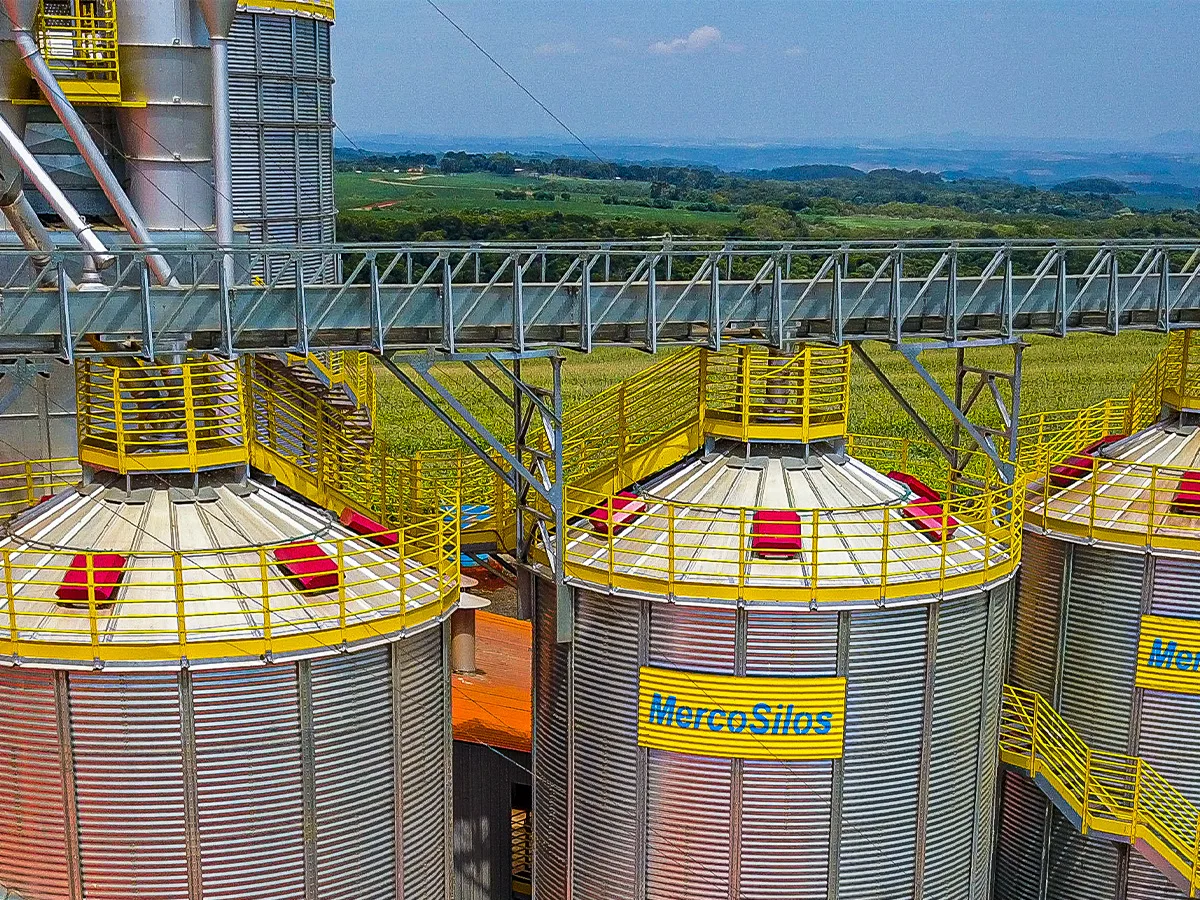 Silos MercoSilos com correia transportadora elevada ligando as unidades, vistos de cima