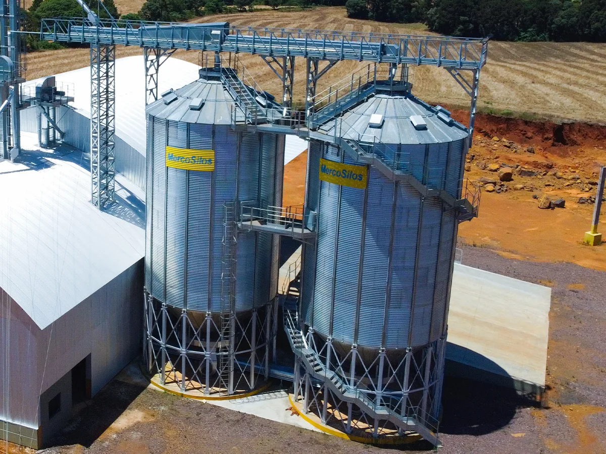 Dois silos MercoSilos de fundo conico com estrutura de sustentacao metalica, instalados sobre base de concreto